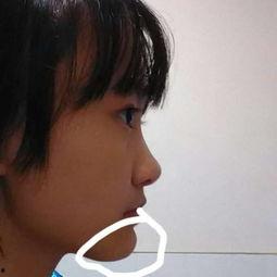 摸着双下巴吃瓜