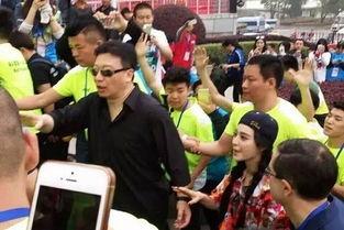 国人吃瓜群众搞笑,揭秘国人搞笑吃瓜瞬间